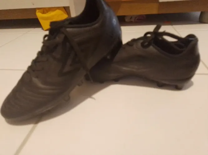 Chuteira de campo umbro nova