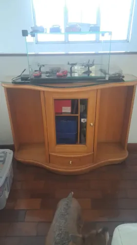 Rack em madeira maciça e vidro
