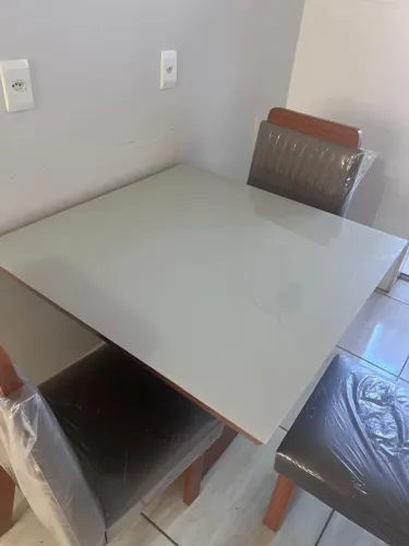 Mesa de jantar 4 cadeiras seminova