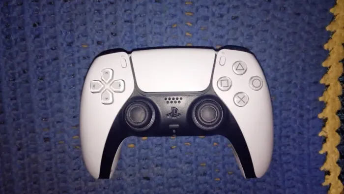 PS5 Slim com leitor de disco.