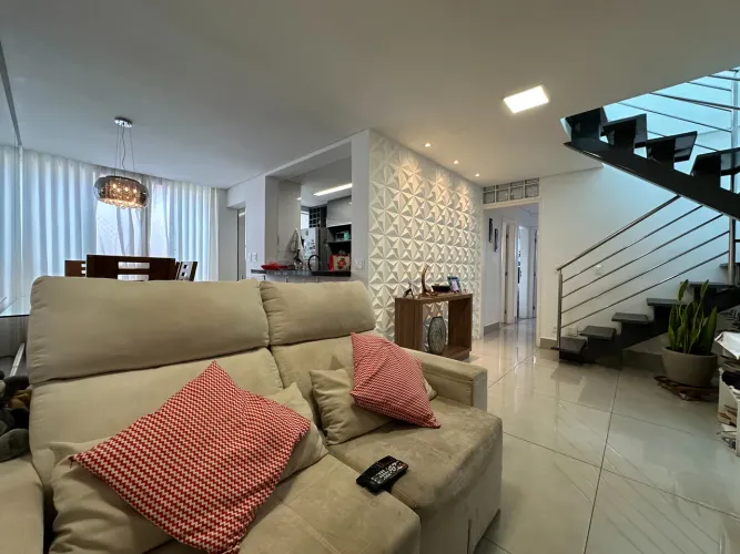 Excelente cobertura toda reformada com móveis de primeira linha.