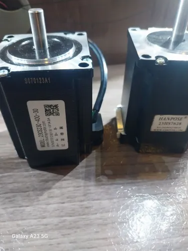 2 motores de passo nema 23. Um modelo 23cs23c-400-30 é o outro modelo 23hs7628.