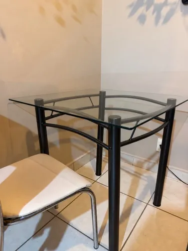 Mesa de vidro + 2 cadeiras de brinde