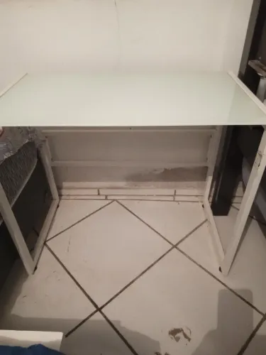 Mesa branca com tampo de vidro