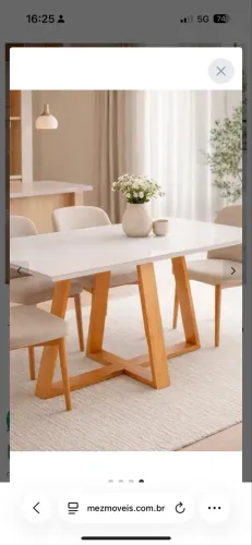 Mesa de madeira com tampo de vidro
