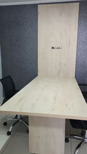 MESA 2,00 × 1.00 + PAINEL DE PAREDE