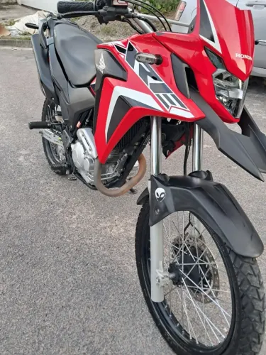 Vendo xre 300 tudo em dia só transferir pro nome segundo dono manual chave reserva