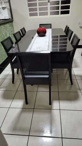 Jogo de mesa 8 cadeiras + Aparador