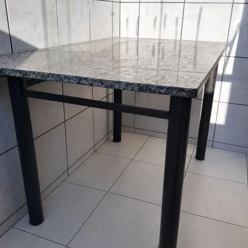 Vendo uma mesa de granito sem as cadeiras