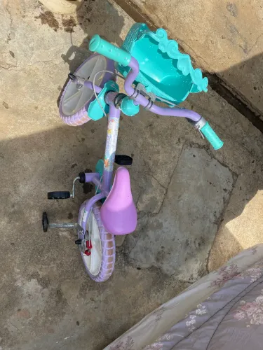 Bicicleta Infantil Bandeirante Princesas Aro 14 com Rodinhas e Cestinha
