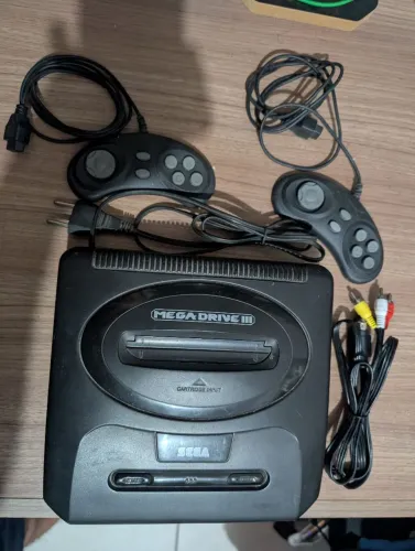 Mega Drive 3 TecToy + 2 controles e cabo com Show do Milhão na<br><br>Memória +