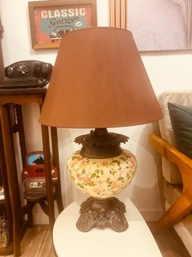 Abajur de porcelana e alumínio