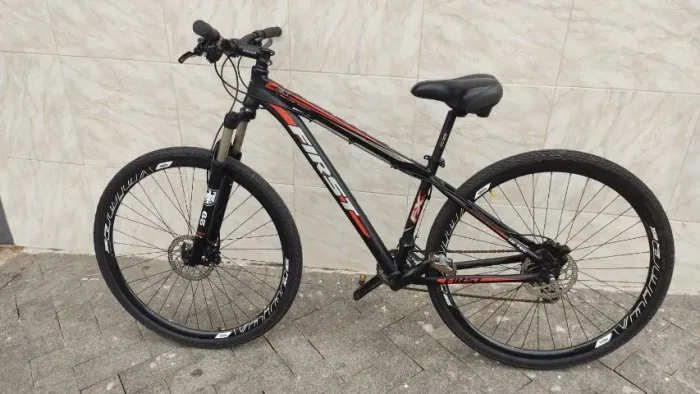 Bicicleta Aro 29 MTB First XT 15,5 Grupo Shimano Altus 16v - Freio Hidráulicos - Suspensão