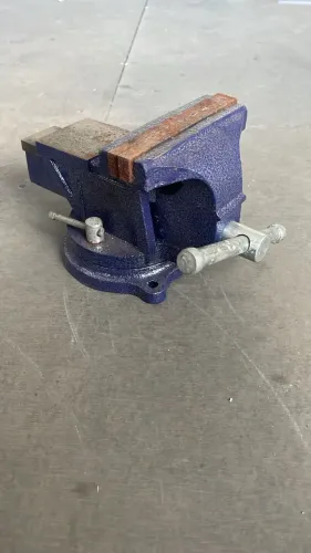 torno de bancada azul é ferro fundido resistente para garantir durabilidade 
