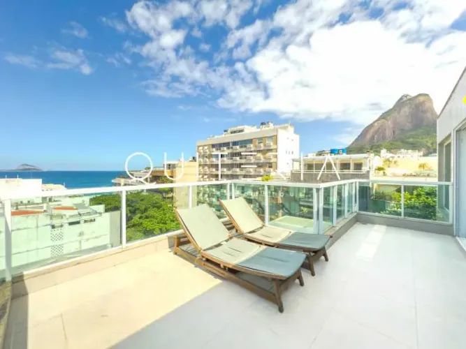 Excelente cobertura duplex totalmente reformada com vista espetacular para o mar e Dois Ir