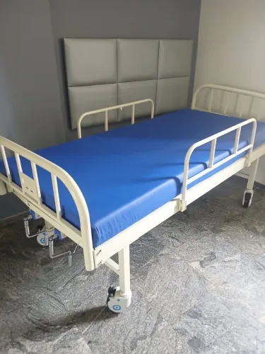 Cama hospitalar com colchão semi nova 