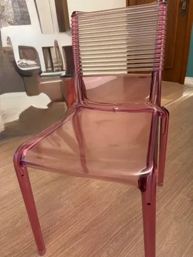 Cadeira rosa em policarbonato 