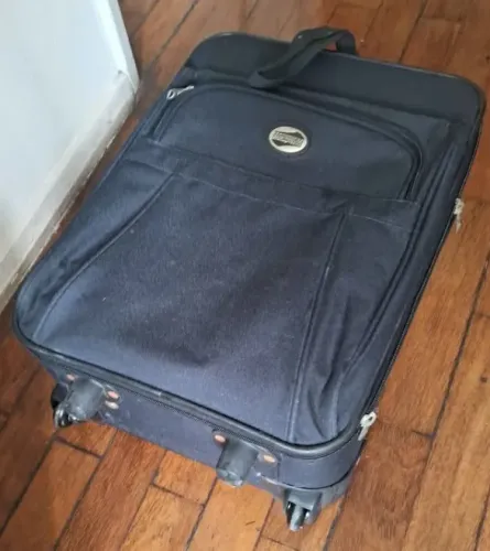 Mala de viagem de bordo de 10 kgs medidas de 48 x 35 x 20 cm, estado de nova com 2 rodas 