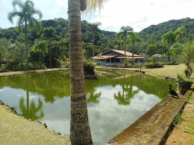 Chácara com lago em condomínio Cod 561