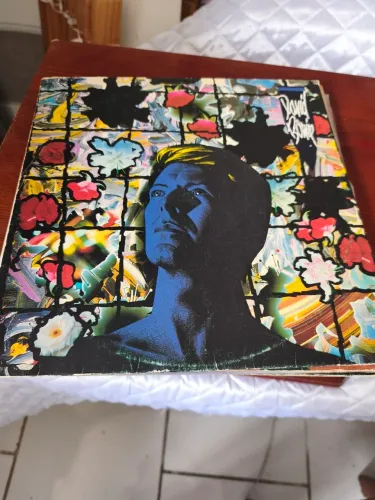 David Bowie (Capa com o artista em tom azulado e moldura floral)