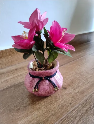 Lindo arranjo com vaso e flores de lírio artificial 