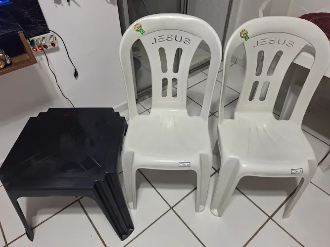 Cadeiras de plástico e uma mesa pequena