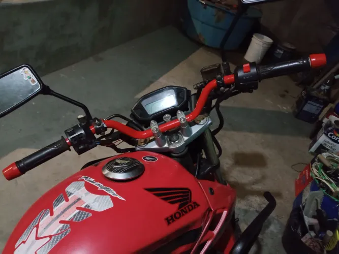 Vendo moto CBX Twister, toda boa sem multa e licenciamento pago .