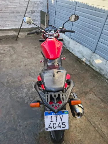 Honda CB300 vermelha