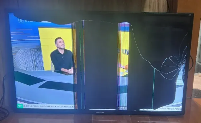 TV Samsung LCD com tela quebrada
