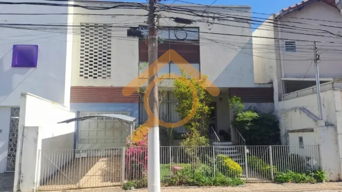 Casa com 3 Quarto(s) e 3 banheiro(s) para Alugar, 230 m² por R$ 7000 / Mês