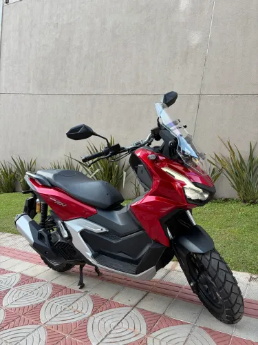 Honda ADV 160 2025 com apenas 2.500 kms
