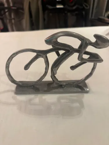 Escultura Decorativa Ciclista Abstrato em Metal - Design Moderno