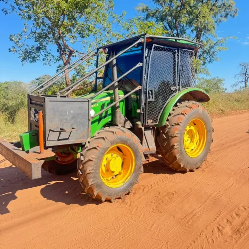 TRATOR DE PNEUS JOHN DEERE ANO 2024