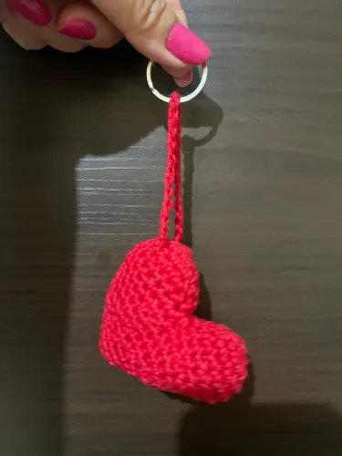 Chaveiro amigurumi coração