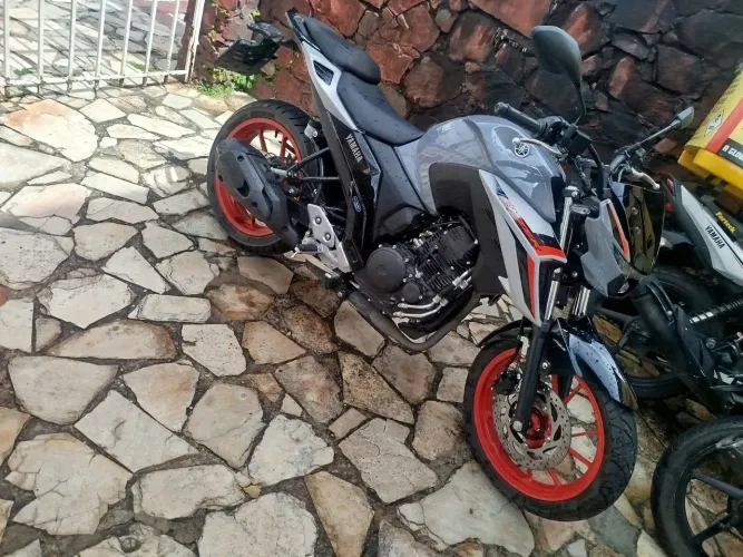 Vendo fz25 zera apenas 570 km