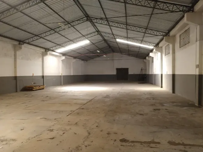 Praça 14 / Galpão / 1.200m2 / 9 8 2 2 3 8 9. 7 3