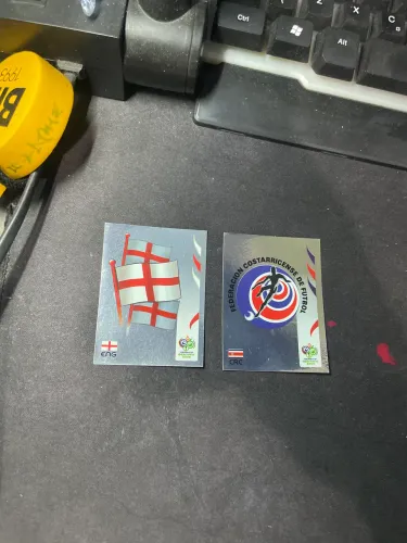 Figurinhas, escudo da Inglaterra e Croácia.