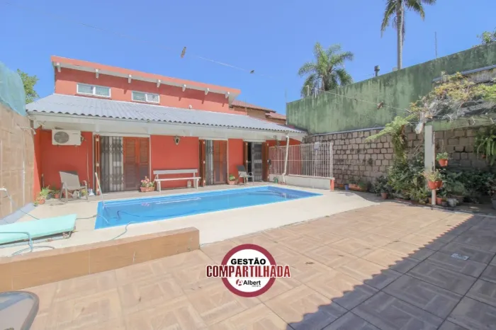 Casa com piscina na Chácara das Pedras