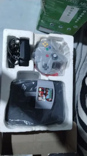Vendo Nintendo 64 zerado na caixa .