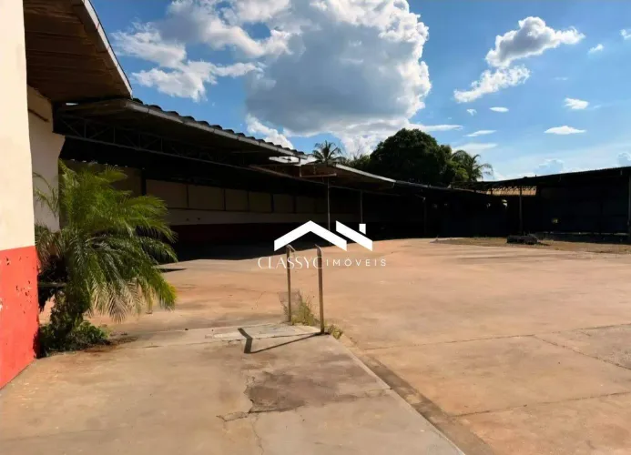 Galpão comercial em Uberlândia (Bom Jesus)  1.773,19 m² útil, esquina, na BR.