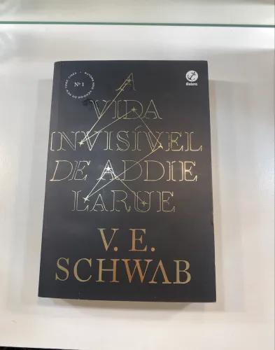 Livro A Vida Invisível de Addie LaRue - V. E. Schwab
