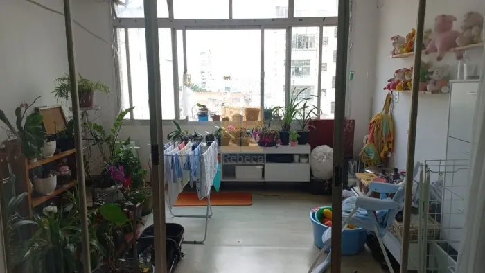 Apartamento de dois dormitórios, sendo 1 suíte, sacada grande na sala, fundos ,com 1 vaga
