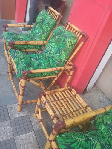 JG cadeira de área com mesa em bambu novinha