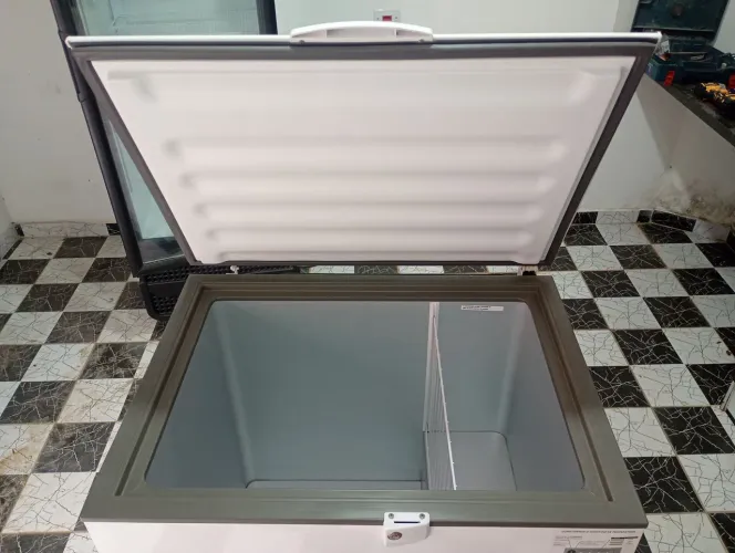 Freezer horizontal de uma porta