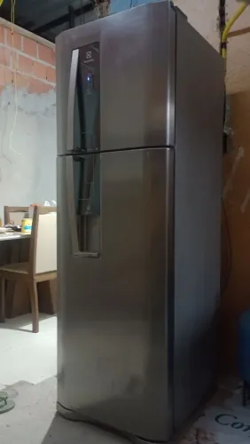 Vendo uma geladeira Eletrolux Frost Free dúplex 286 LT