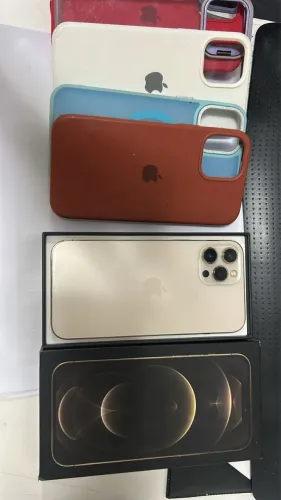 Vende se dois iPhones 12 pro Max 128g e 11 64 g