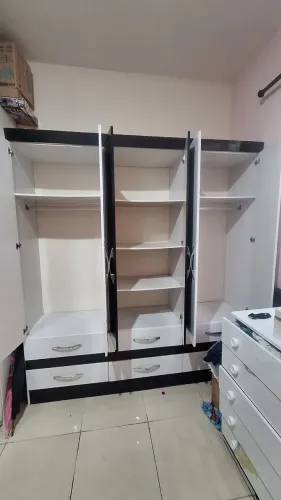 Guarda roupa usado,mas em bom estado.