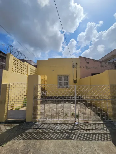 Casa plana 100m², à 20m da Av. Bezerra de Menezes, 02 qtos, varanda, sala, sala de jantar,