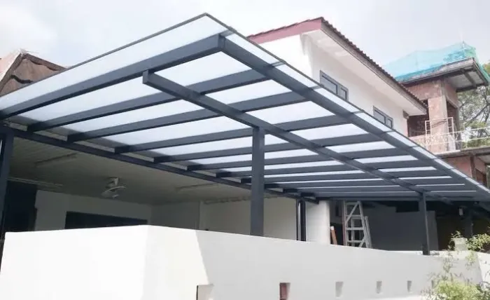 Coberta de policarbonato com estrutura reforçada, instalada!