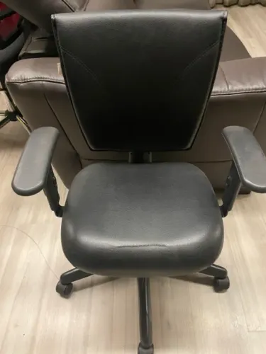 cadeira giratoria executiva B-one com base back system marca Martiflex revestimento couro 